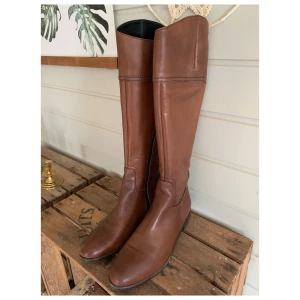 Bruna läderstövlar/skinnstövlar - Helt oanvända bruna skinnstövlar från Lavorazione Artigiana. Superfina men för små för mig. Cirka 33 cm vid bredaste punkten på skaftet. Storlek 40. 