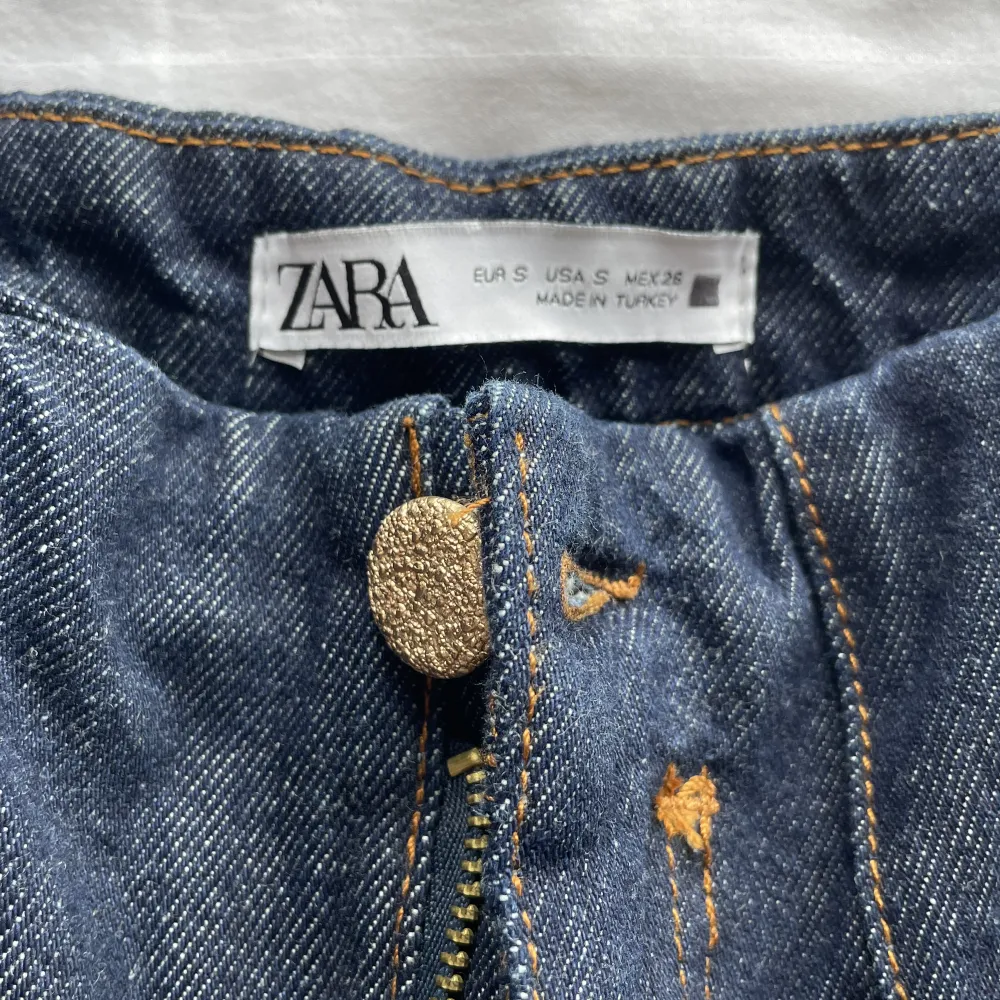 Knappt använda mörkblåa jeans från zara, Byxorna är lite baggy men formar sig bra vid midjan! 💞. Jeans & Byxor.