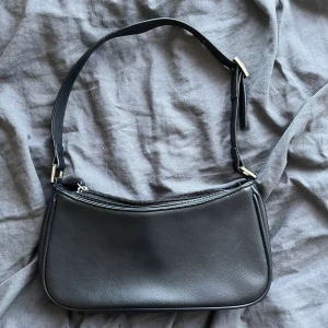 Väska - Säljer min jättefina väska ifrån monki. Jag säljer den då den inte kommer till användning. Väskan är i fint skick och saknar defekter. Köparen står för frakt💙