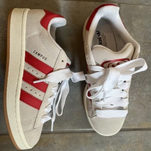 Adidas campus 00s - Använda exakt en gång, slutsålda, smala röda skosnören följer med