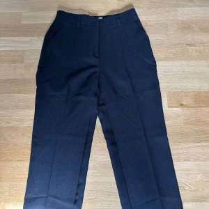 Kostymbyxor  - Aldrig använda kostymbyxor från NA-KD. Storlek 38. Svarta i färg. 