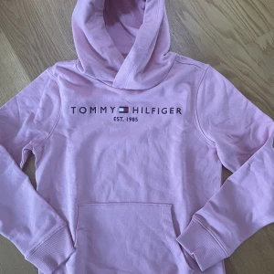 Tommy Hilfiger hoodie stl 152 - Tommy Hilfiger hoodie stl 152 Julklapp som Aldrig blivit använd. 