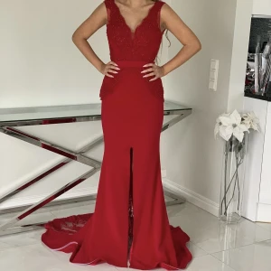 Fest / bal klänning - Säljer en oanvänd och ny klänning från rever design! Den har prislappen kvar och är i bra skick! Vid frågor eller egna bilder hör av dig☺️ Nypris 4500 men säljer för 2500!