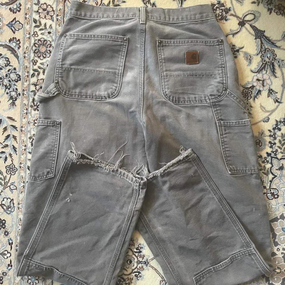 Sällsynta vintage Carhartt byxor som är väldigt svårt att hitta. Väldigt fin använd look. Pris kan diskuteras. Jeans & Byxor.