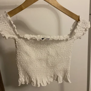VIT topp - Gullig topp från BIKBOK. Kom aldrig till användning, endast testad. Sprillans ny och i go skick.