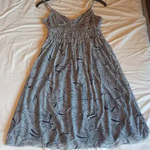 Gullig klänning köpt second hand, knälång, säljer pga att jag inte använder den, märke: lindex💗