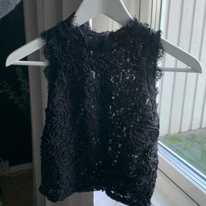Spetslinne  - Säljer detta fina spetslinne! Storlek S. Frakt tillkommer! 
