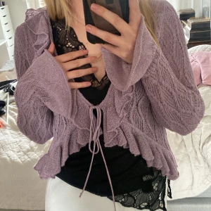 Ljuslila kofta - Superfin ljuslila kofta från mango som tyvärr inte kommer till användning. Sparsamt använd och inga defekter! Tveka inte att höra av er för fler frågor och bilder 🥰