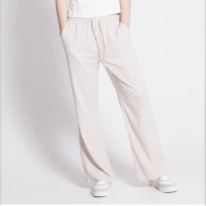 Linnebyxor - Fina linnebyxor som var aldrig använda! Trodde att jag skulle gilla dom men hade fel. Är i storleken M. 