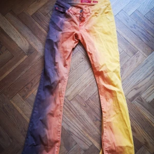 Italienska 2000 tals flerfärgade byxor - Jätte fina byxor som tyvärr är för små för mig. Byxor från 2000 talet med låg midja som är fortfarande väldigt fina och välskötta