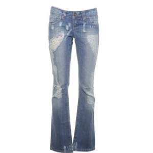 Säljer dessa sjukt snygga lågmidjade utsvängda jeansen från vero Moda med coola slitningar och detaljer❤️ Jeans: 350 Frakt: 63