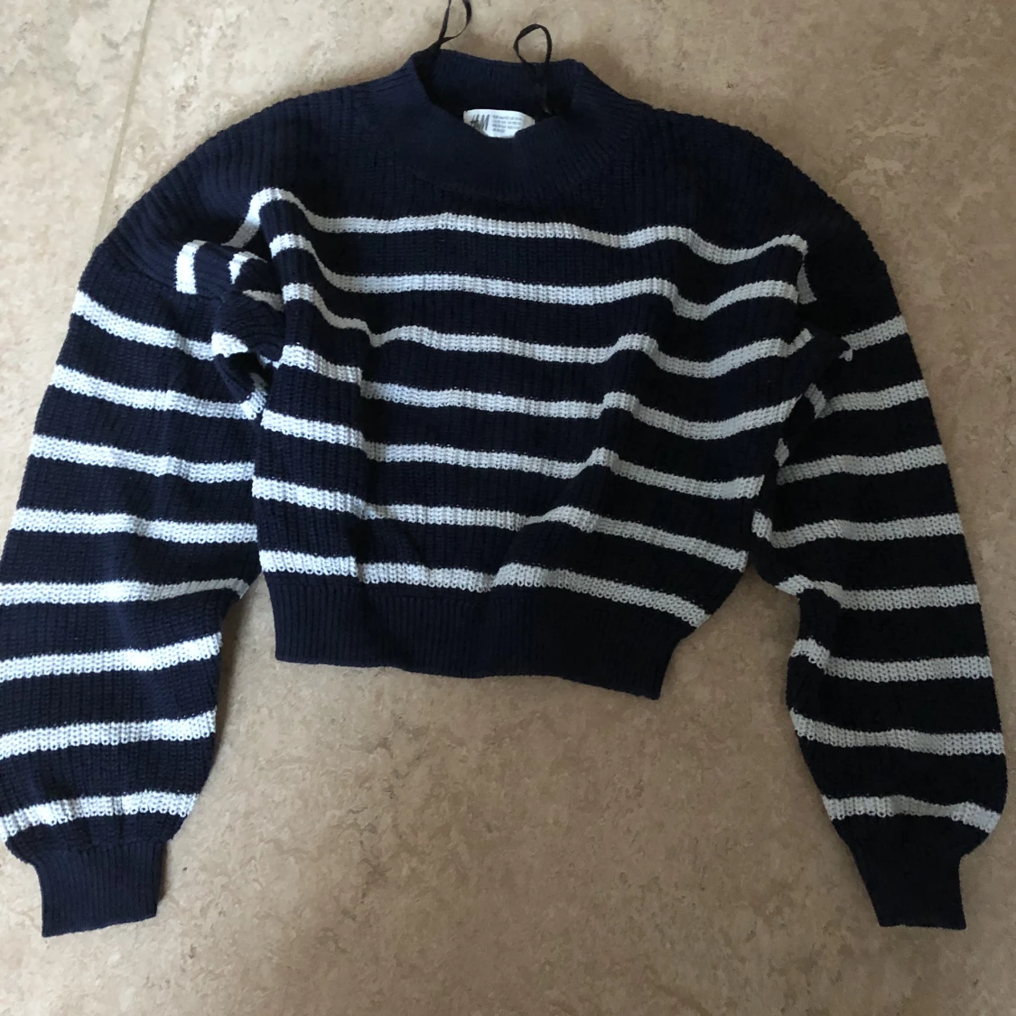 Mörkblå randig tröja