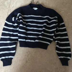 Mörkblå randig tröja - Börkblå tröja med vita ränder på från h&m. Storlek 146-152. 