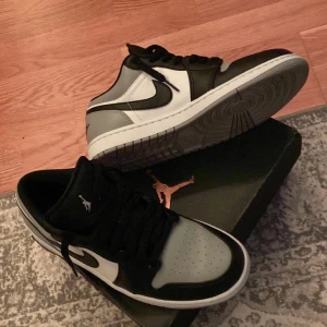 Jordan 1 los shadow toe  - De är lite använda men är i bra skick. Storlek 44.5 Så lämnar dom är uppe finns dem kvar 