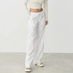 Låg midjade linnebyxor från Gina 🫶🏼 - Säljer dom trendiga lågmidjade linnebyxorna från Gina i strl S som är slut på hemsidan. Jag är 166 cm lång och skulle säga att dom passar till mig men längre också.🫶🏼