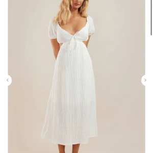 Sommarklänning  - Väldigt söt långklänning från Chiquelle 👗Ganska tjock i tyget så den blir inte genomsskinlig i solen. Väldigt mjuk och skön med fina cut-outs ovanför midjan. Strl xs men passar även s💖 Sparsamt använd och har inga defekter🌟
