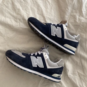 ”Vintage” new balance - Inköpta i new york för några år sedan.  Använda men fint skick, skosnöret är lite missfärgat men går lätt att byta ut.  Storlek 38 (5.5)