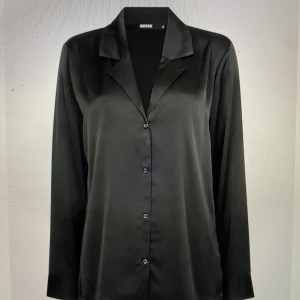 Pyamas set - Jättefint Pyamas set från bikbok i satin, aldrig använt med prislapparna kvar. Finns ej kvar på hemsidan. Kan säljas tilsammans eller separat. Skriv privat vid frågor eller intresse!