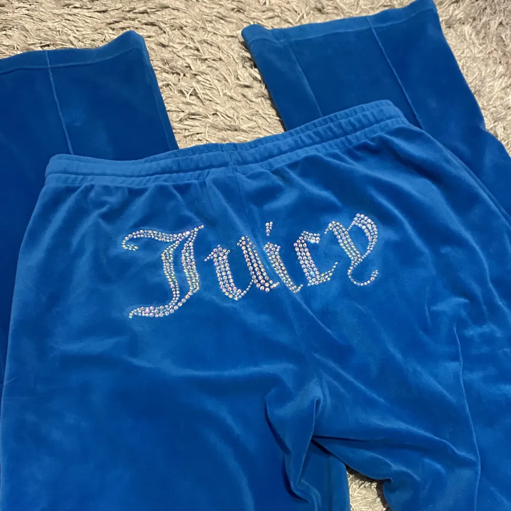 Säljer dessa Juicy Couture byxor i en sån fin blå färg då jag inte längre får användning av dem. Alla paljetter är kvar och byxorna är i jättefint skick! Priset går att diskutera 🫶🏻. Jeans & Byxor.