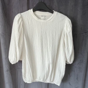 Blus Monki - Vit blus från Monki i storlek M, funkar även som S. Fint skick!