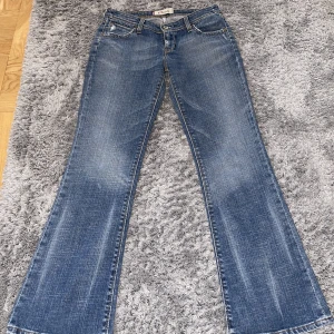 Lågmidjade levis jeans - Så snygga flare Levi’s jeans som är lite små för mig!💓
