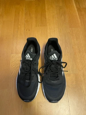 Adidas träningsskor - Svarta träningsskor från adidas i storlek 41 1/3. Kommer inte längre till användning. Som nya 