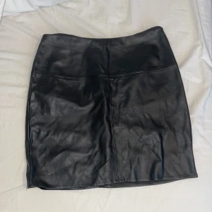 Skinnkjol - Svart skinnkjol. Något strechigt material!