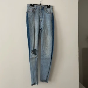 Snygga jeans - Snygga slim jeans med mörkblå rand på sidorna strl 36