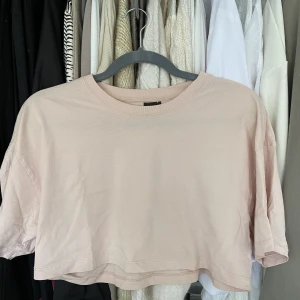 Ljusrosa t-shirt - Ljusrosa cropped t-shirt i storlek S från Ginatricot 