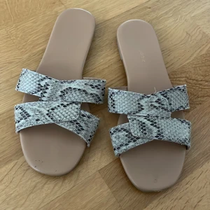 Sandaler - Storlek 38 men passar mig som har 37 i vanliga fall. Tråden har gått upp men det är inget som syns när man använder dom och det är enkelt att fixa om man vill