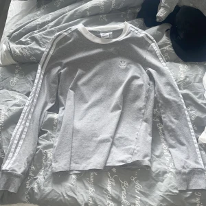 Adidas tröja grå - Inga fläckar bra skick Älskar men blir bara liggande ❤️