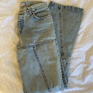 Napapijri jeans lågmidjade botcut ljusblå - Ett par galet snygga napapjiri jeans som är lågmidjade o botcut, hittade på vintage butik o säljer för 450+ frakt. Älskar dom o sitter jättebra i rumpan men tyvär för små för mig nu. 