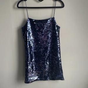 Glitter/Paljett-klänning - Så härlig paljettklänning perfekt till fest! 