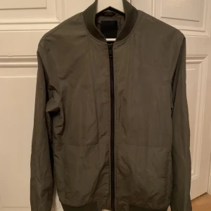 Bomberjacka J Lindeberg - Köpt 2018, olivgrön, storlek S. Lite läckig men ingenting som inte går bort i en tvätt. Nypris 2000 SEK 