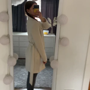 Vit kort kappa - Vit fin kappa, aldrig använd, från veromoda 🤍🤍🤍