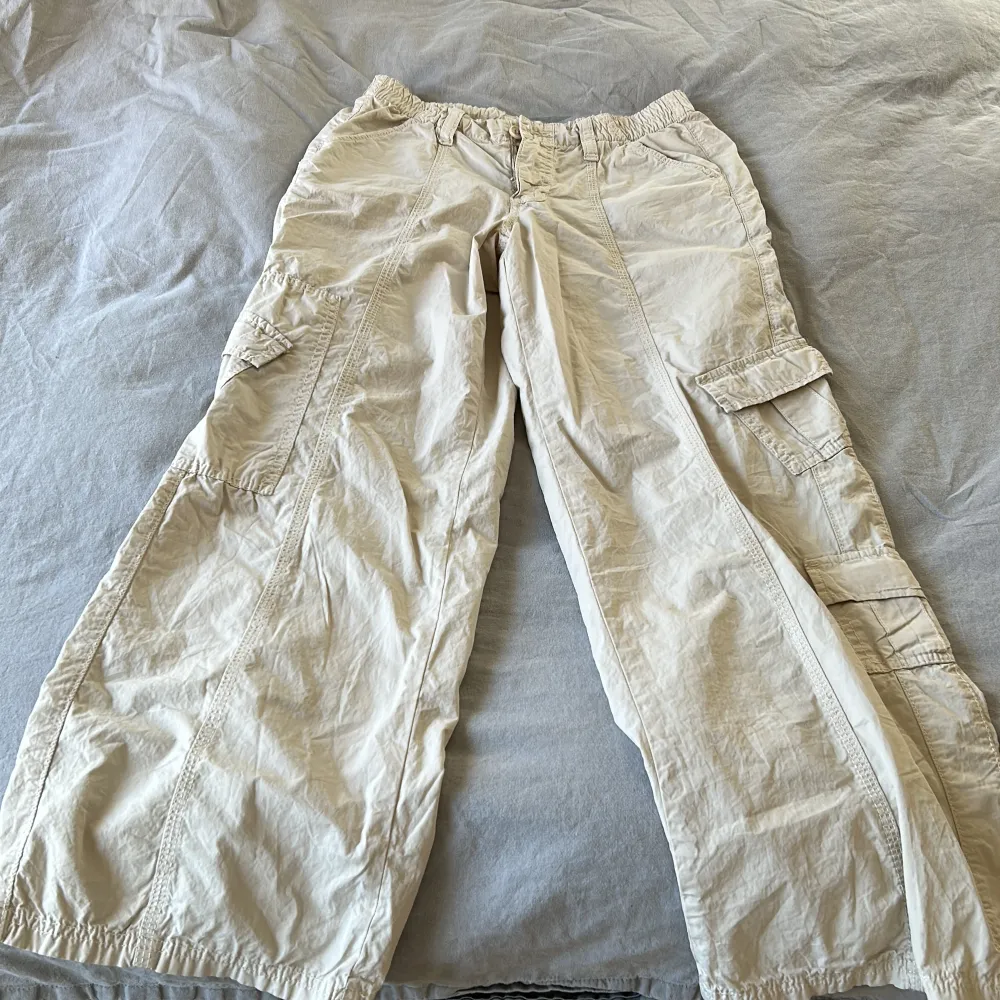 Y2K Cargo pants från Urban Outffiters som jag inte använt. Nytt skick. Jeans & Byxor.