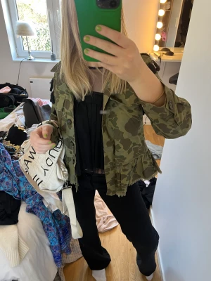 Jacka - Jacka från zara med super snygg baksida!! Köpt för längesen men i mycket bra skick, väldigt unik 💓