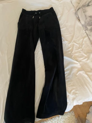 Juicy byxor - Säljer mina svarta juicy byxor i storlek xs för 700 jag kan även byta dom mot en annan färj i storlek xxs/xs! Dom är inte alls slitna. Om det är fler som vill köpa blir det budning. Kom privat för fler bilder och om du har några frågor!