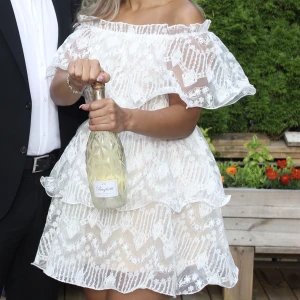 Vit kort klänning  - Mina fina klänning använd endast en gång. Passar perfekt till studenten. 💕