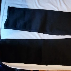 Jeans - Dom är helt nya köpte dom för 900kr är svarta och storleken är och passar barn som är 12 upp till  14. Köp dom helst förhand i märsta station en dag 16:00. Jag tar swish eller kontant