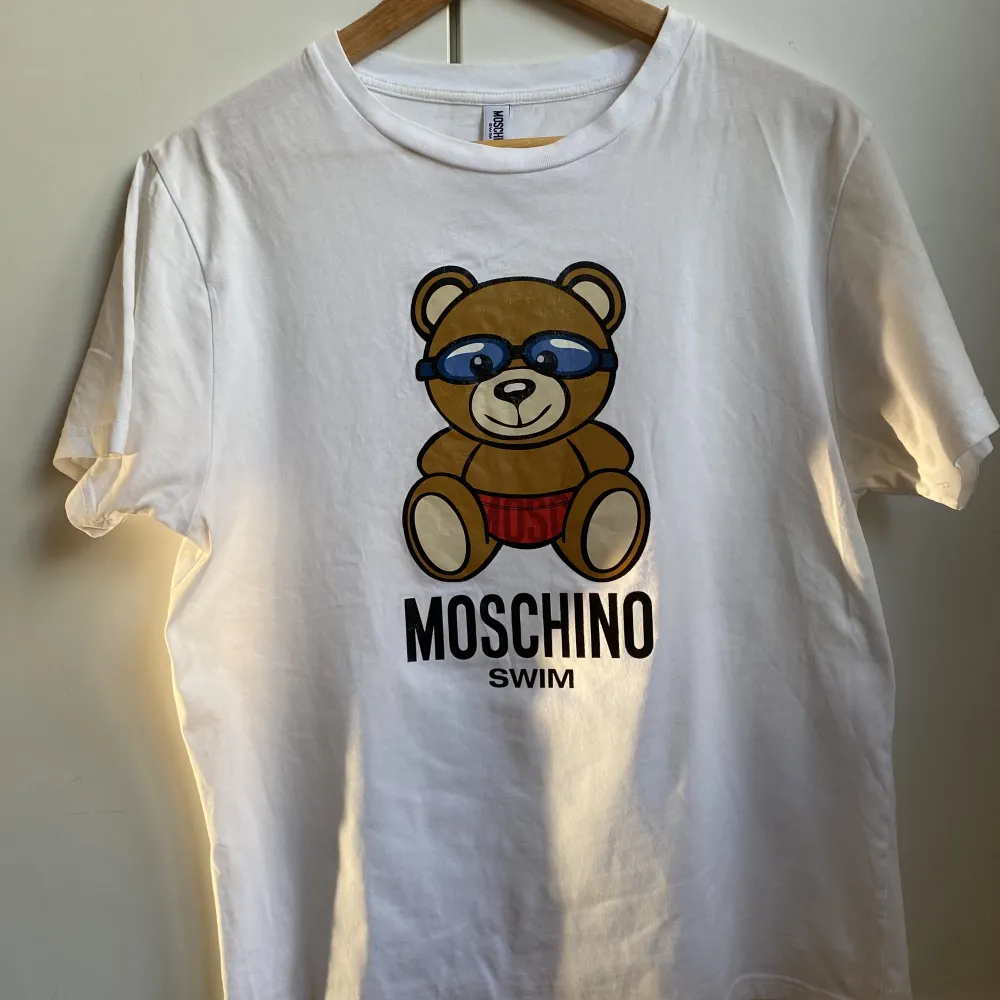Varsamt använd Moschino Swim T-Shirt Den är M men passformen är som en S Köpt i Rom men säljer nu pga att den är för liten. Finns i malmö om man vill mötas upp, annars står du för frakten :). T-shirts.