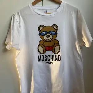 Varsamt använd Moschino Swim T-Shirt Den är M men passformen är som en S Köpt i Rom men säljer nu pga att den är för liten. Finns i malmö om man vill mötas upp, annars står du för frakten :)