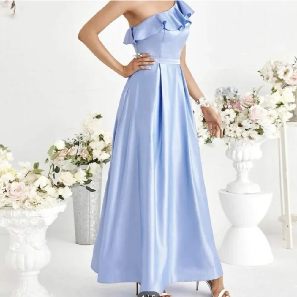En blå klänning från Shein som är helt oanvänd eftersom att jag beställde fel storlek. Köpte den för 250 kr i storlek S ( Står inte för postens slarv)🤍. Klänningar.