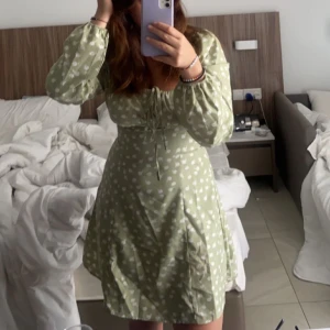 Klänning  - En söt klänning i storlek M men är väldigt liten liten i storlek så passar S. Använd cirka 2 gånger.💚