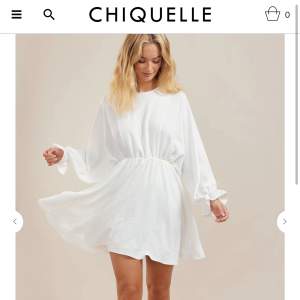 Säljer denna vita klänning ”Dinner in Italy dress” från Chiquelle. Klänningen är endast testad och har prislappen kvar, passar perfekt till studenten eller andra finare tillfällen! Är slutsåld på hemsidan. Storlek XS. Nypris 699:- och jag säljer för 350:-