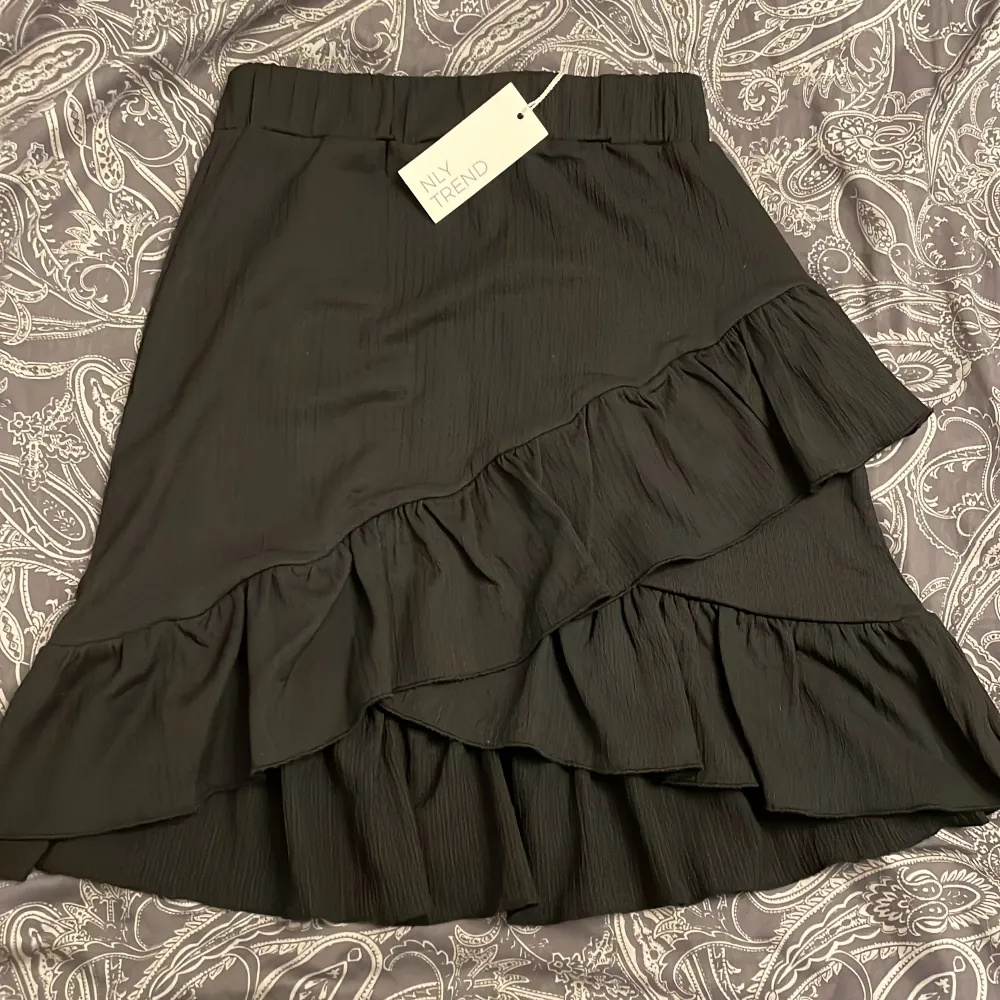 - Frill Structured Skirt - Ny med prislapp kvar, nypris 349kr . Kjolar.