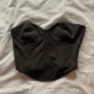 Zara topp - Säljer denna fina korsett-topp från Zara då den inte kommer till användning längre.💞