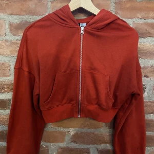 Kroppad hoodie  - Röd Kroppad hoodie. 