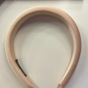 Diadem  - Sjukt snyggt beig/ljus rosa diadem. Aldrig använt så bra i skick, 20kr + frakt 