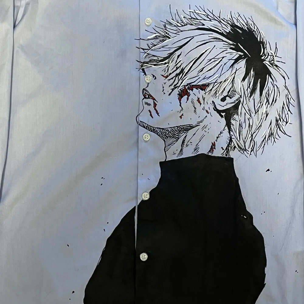 En custom Tokyo Ghoul/Kaneki skjorta som jag köpte från @thecustomarchive på IG. Handmålad och testad en gång dock för stor för mig. Färgen är i väldigt bra kvalite men bör tvättas försiktigt förhand. . Skjortor.